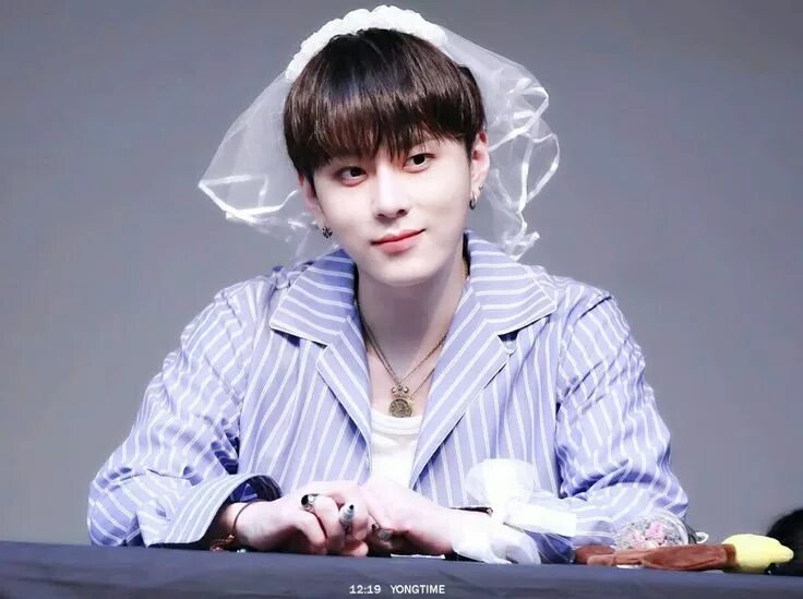 Yong junhyung. Yong jun hyung. yong junhyung hyun встречаются. ён чунхён корейский певец. highlight member junhyung.