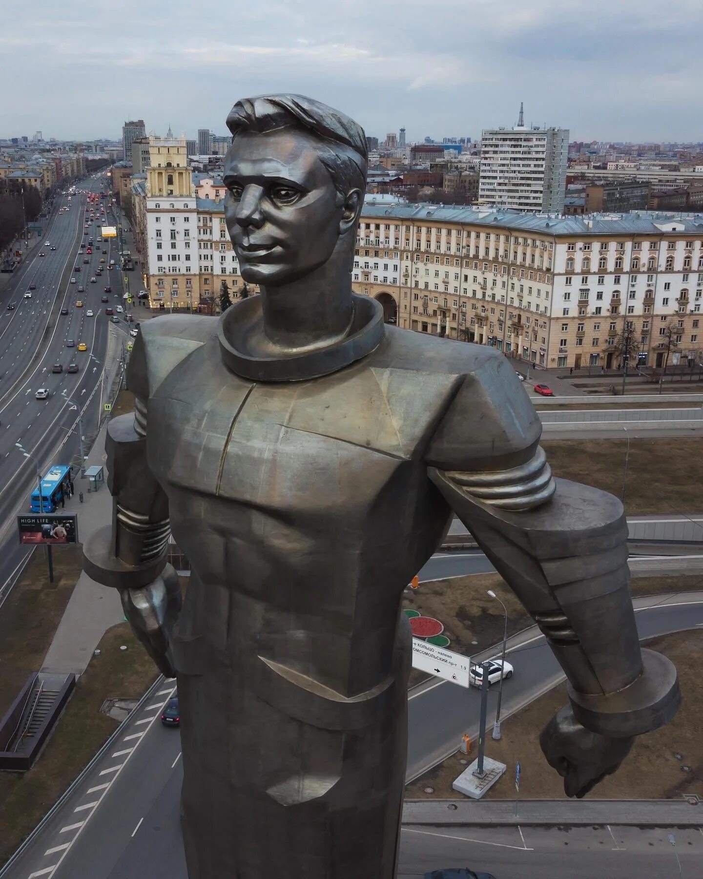 Памятник Юрия Гагарина в Москве. Памятник Гагарина в Москве на Ленинском проспекте. Памятник Юрию Гагарину в Москве на Ленинском проспекте.