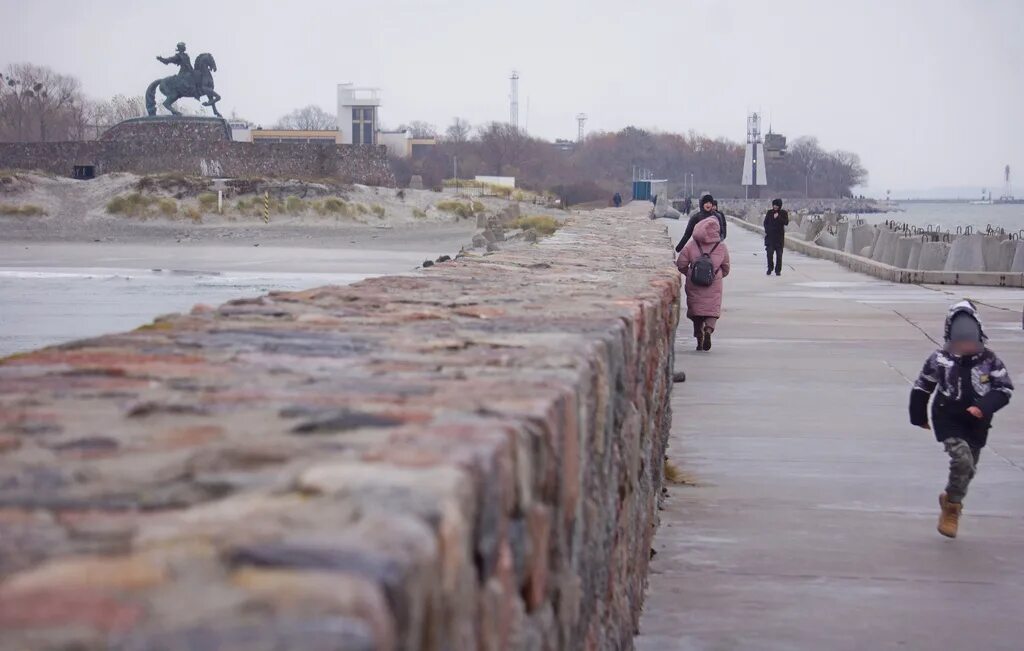 Куршская коса шторм. Балтийск ливень. Море в калининграде в августе. Балтийск ливень. Балтийское море шторм радуга.