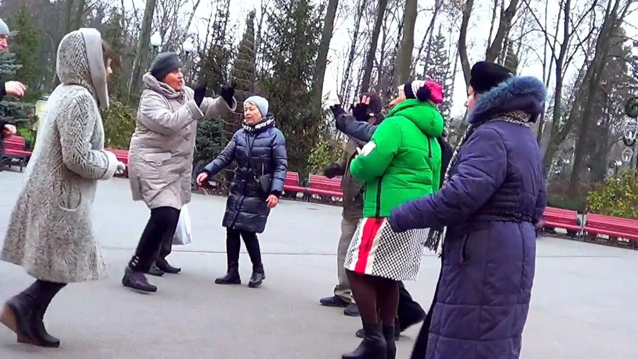 танцы в парке горького в харькове. танцы харьков парк горького 2024 год. харьков танцы в парке горького 2021. тетя валя танцует. танцы в парке горького в харькове.