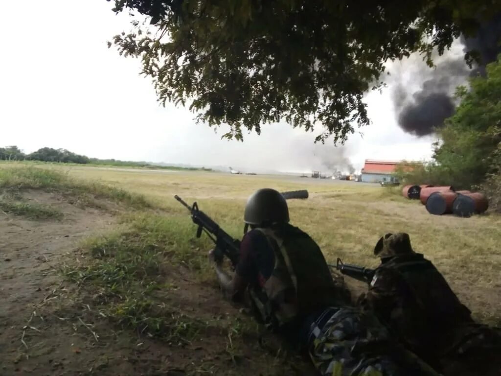 Нападение на военную базу. Военные штурмуют базу террористов. Террористы напали на лагерь. Кения Военная база США.