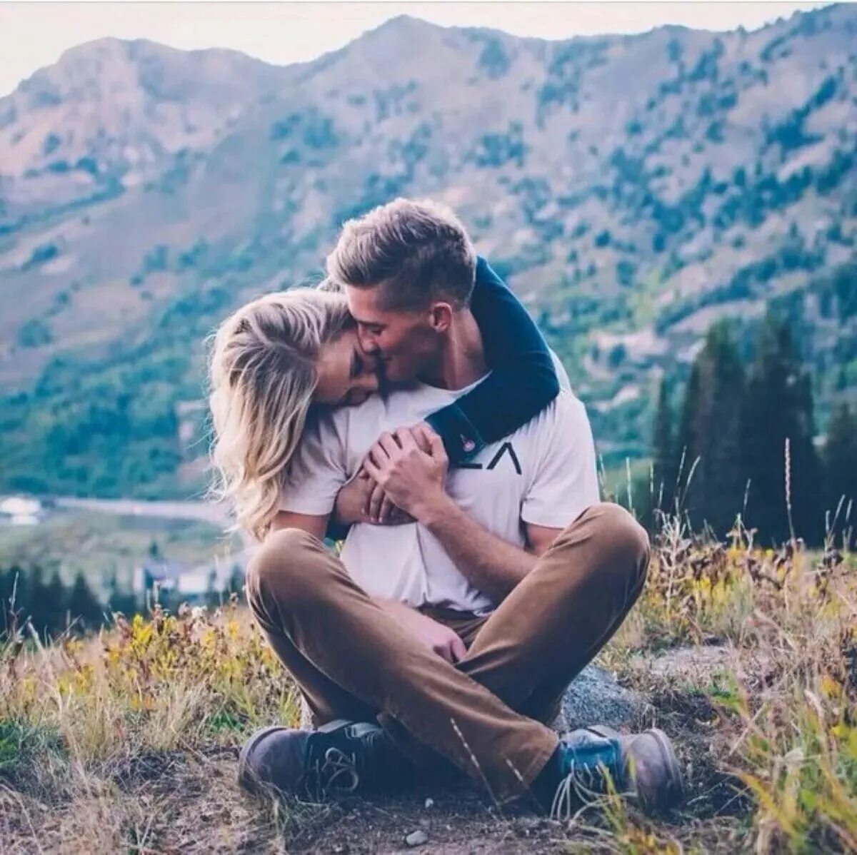 Счастливые отношения. Красивые влюбленные пары. Парень и девушка. Поцелуй в горах.