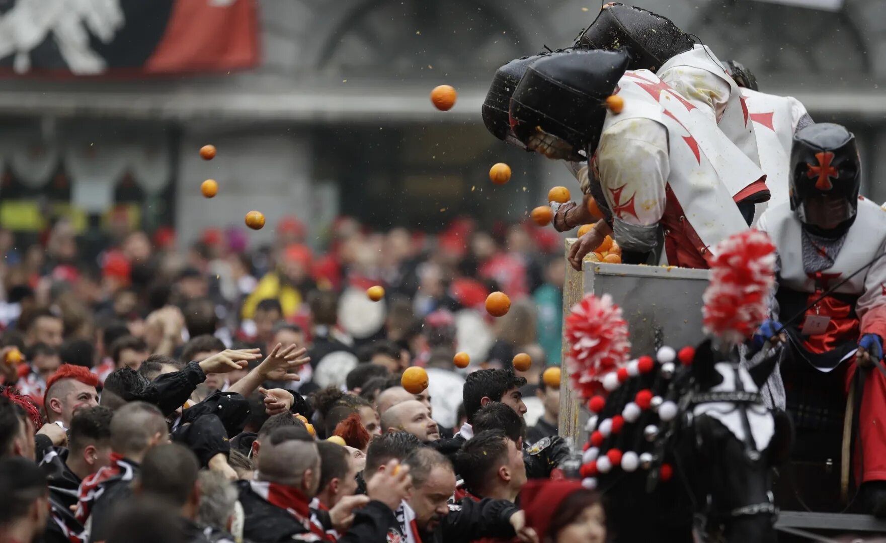 Карнавал в иврее, пьемонт. Битва карнавалов. Апельсиновое побоище италия. Карнавал и апельсиновая битва в италии. Карнавалы в иврея.
