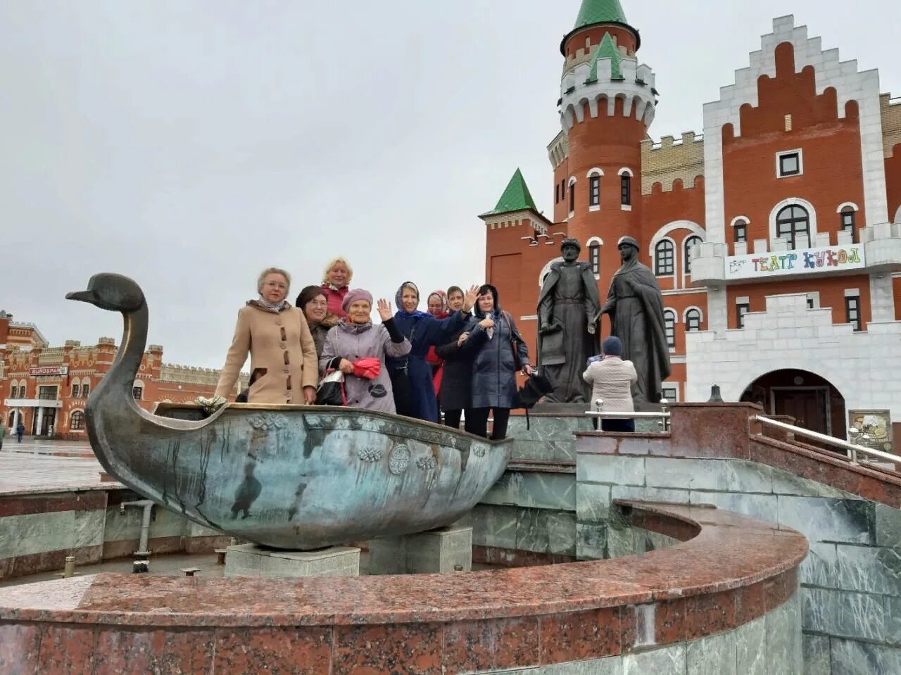 2 дня в йошкар оле. Туристы Йошкар-Ола. Йошкар-Ола достопримечательности. Йошкар-Ола достопримечательности за 2 дня. Йошкар-Ола достопримечательности экскурсии за 1 день.