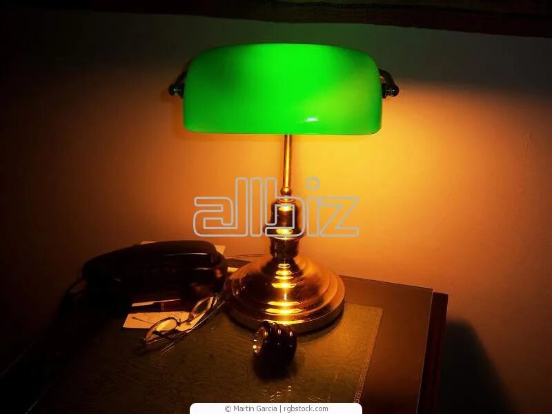 Зеленая лампа на столе. Кремлевская лампа. Лампа как в фильмах.