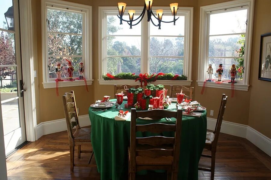 Украсить столовую. Рождественское украшение эркер на кухне. Декор подоконника в столовой. Украшение окна в столовой. Новогоднее оформление кухни.