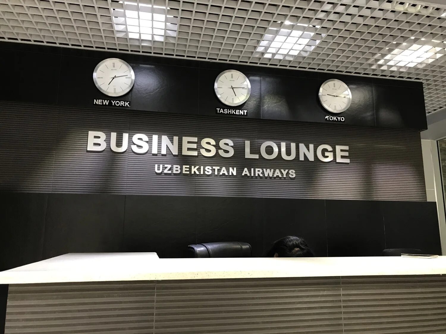 Бизнес зал ташкент. Аэропорт Ташкент Business Lounge. Кафе в аэропорту Ташкента. Аэропорт Ташкент VIP. Business Lounge зал аэропорт Ташкент.