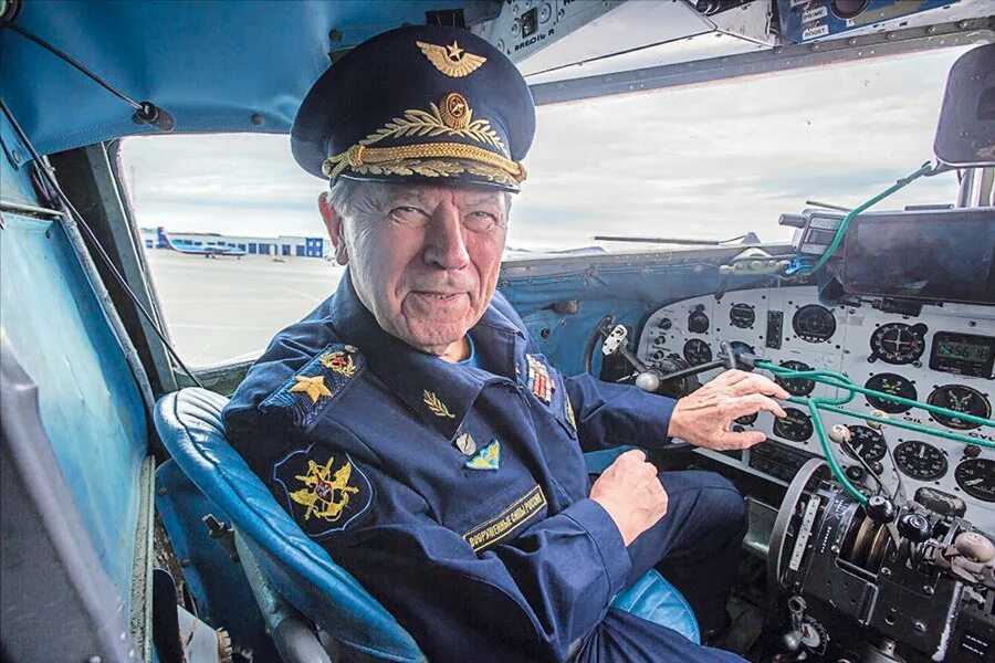 штурман александр беляков. беляков александр васильевич лётчик. александр васильевич беляков. пётр степанович дейнекин. генерал олег маковецкий.