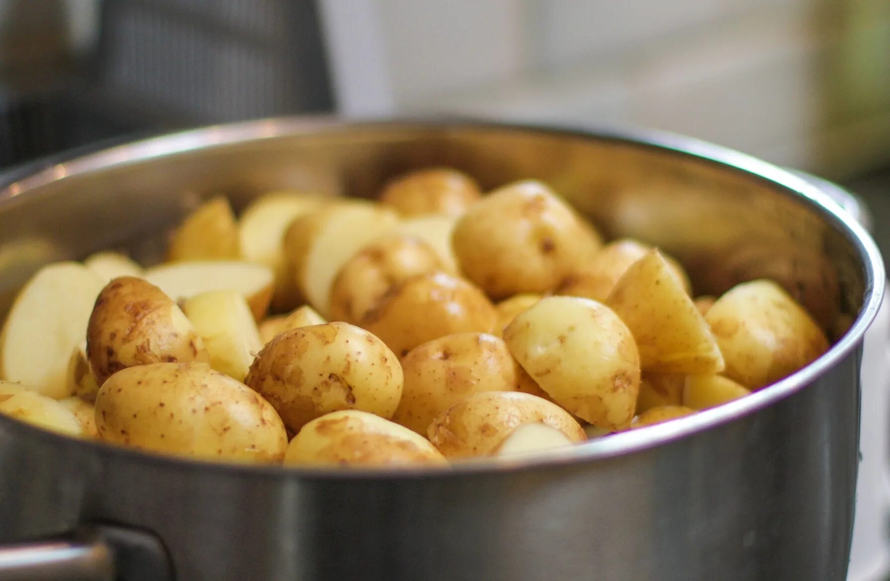 Картофель в кастрюле. Картошка в мундире в кастрюле. Картофель отварной в кастрюле. Вареный картофель в кастрюле.