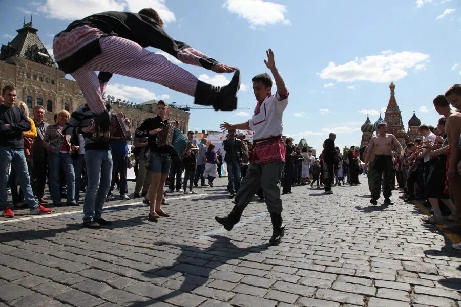 Пляши россия. Пляски на красной площади. Лезгинка на красной площади. Народные танцы на улице. Танцуют лезгинку на красной площади.