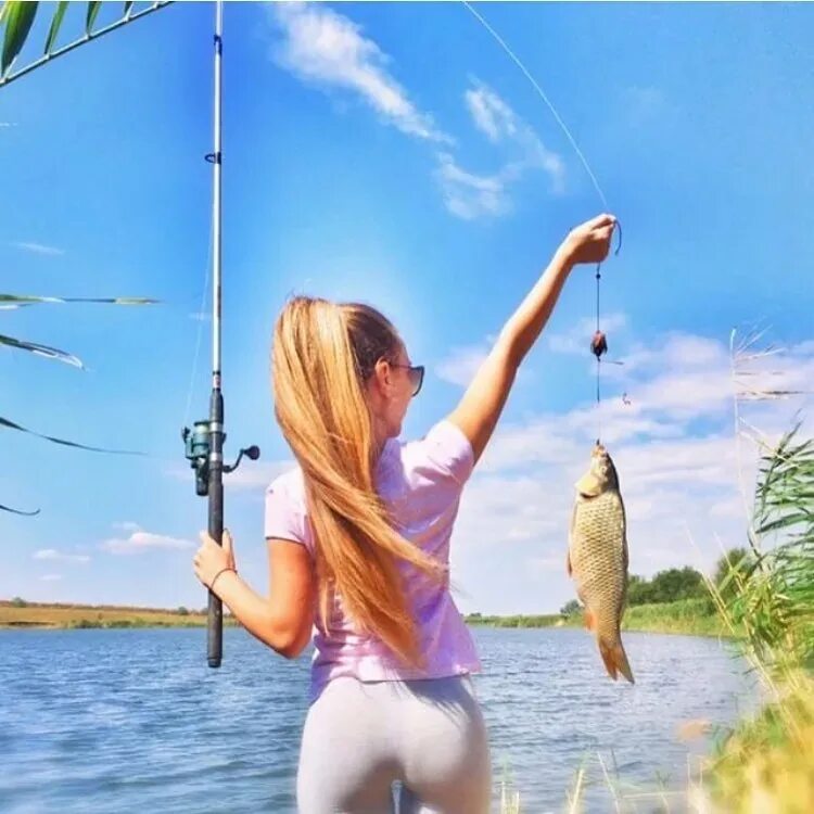Ловлю роль. Рыбалка летом. Девушка рыбачит. Девушка с удочкой. Девушка с удочкой на рыбалке.