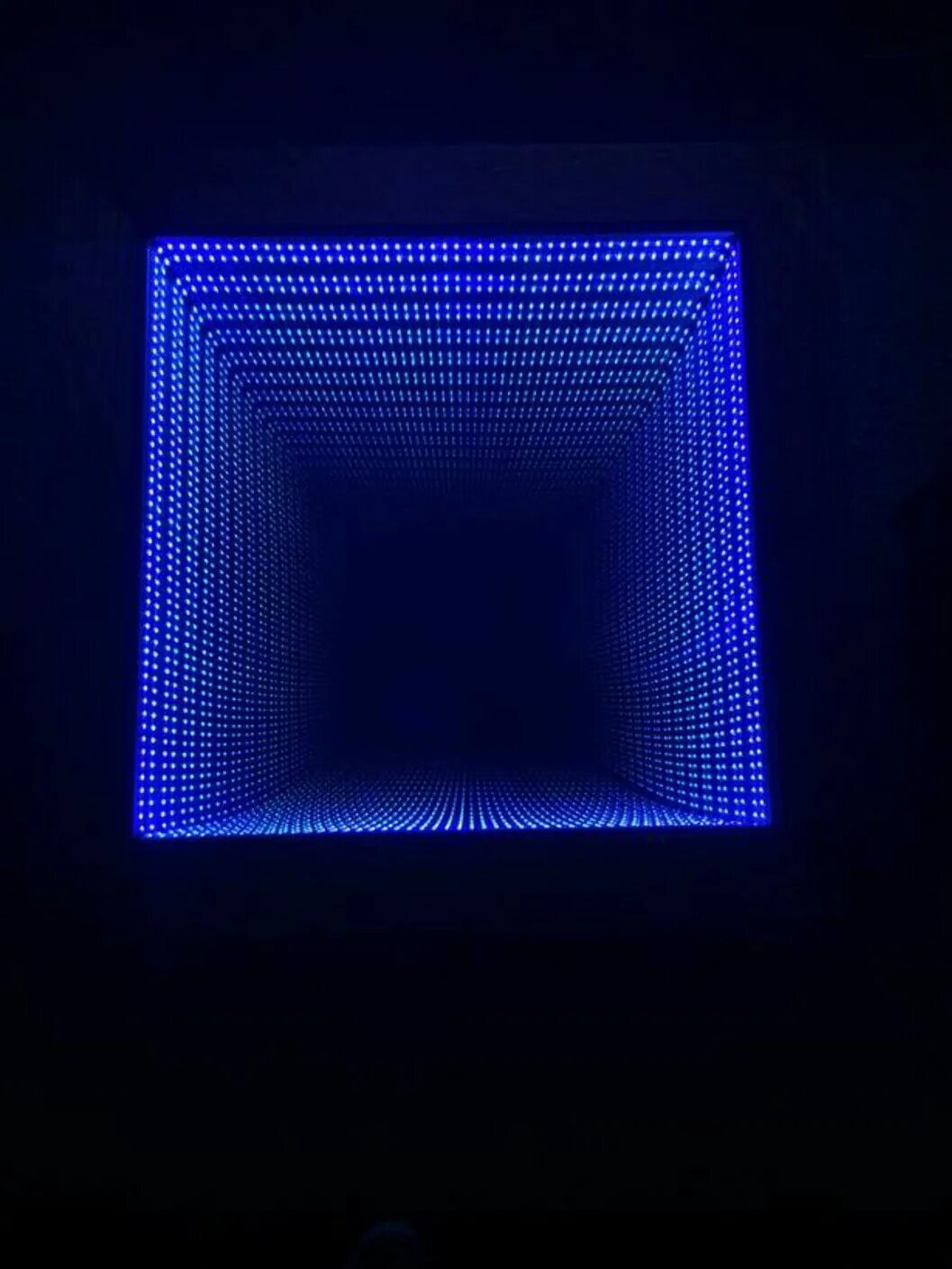 Столик с подсветкой. Журнальный столик с эффектом бесконечности. Журнальный столик с 3d эффектом бесконечности. Инфинити миррор бесконечное зеркало. Стол бесконечность.