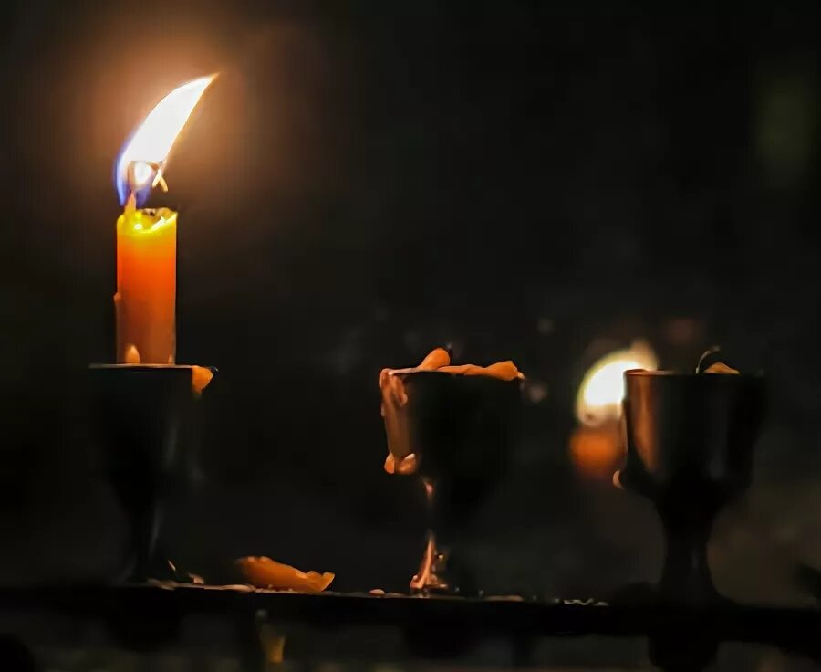 последняя свечка. свечка помянем. догорает свеча футаж. тень от свечи на стене. церковная свеча гиф.