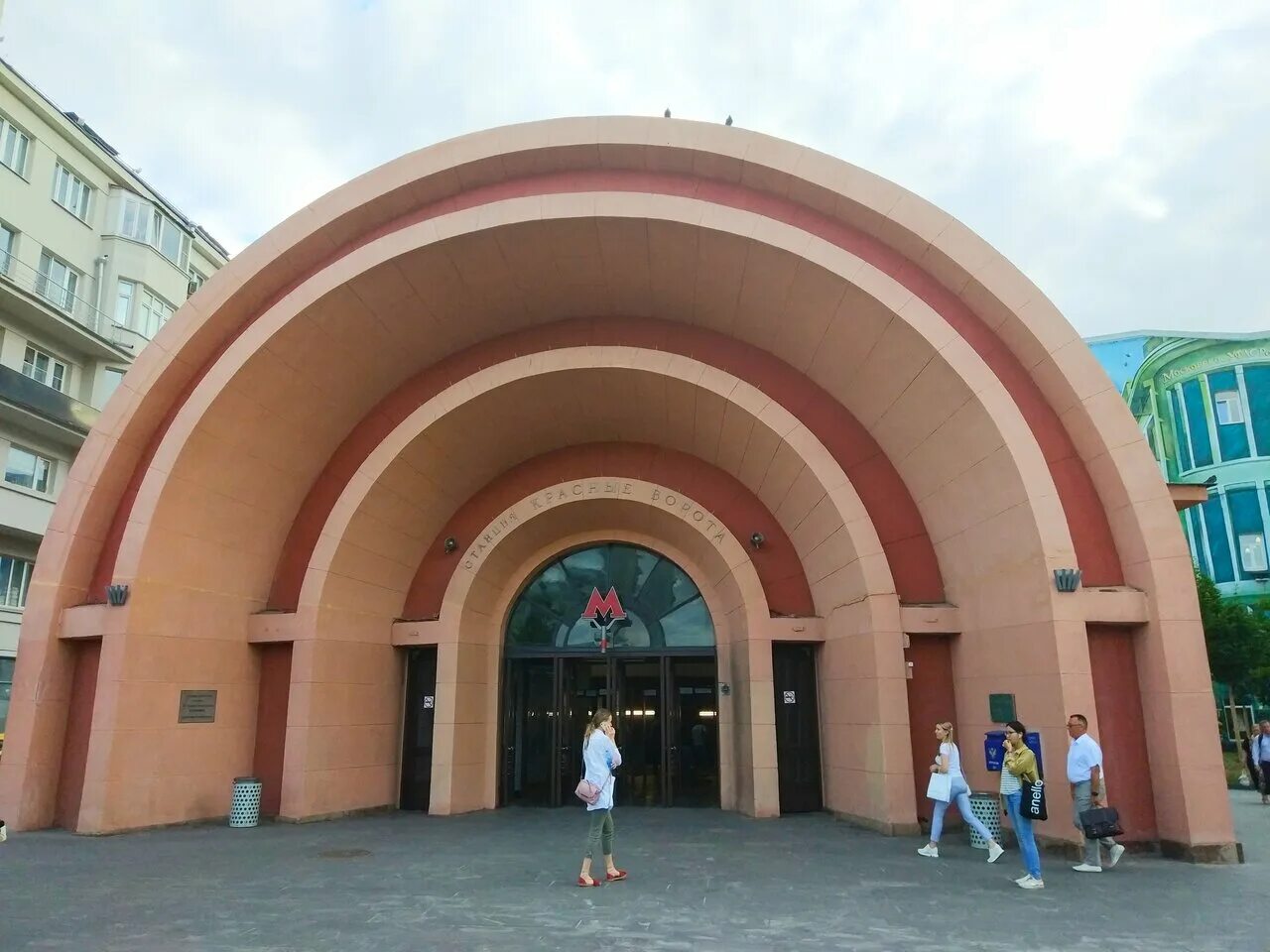 московский метрополитен красные ворота. вестибюль метро красные ворота. красные ворота часы работы. вестибюль метро красные ворота. станция метро красные ворота снаружи.