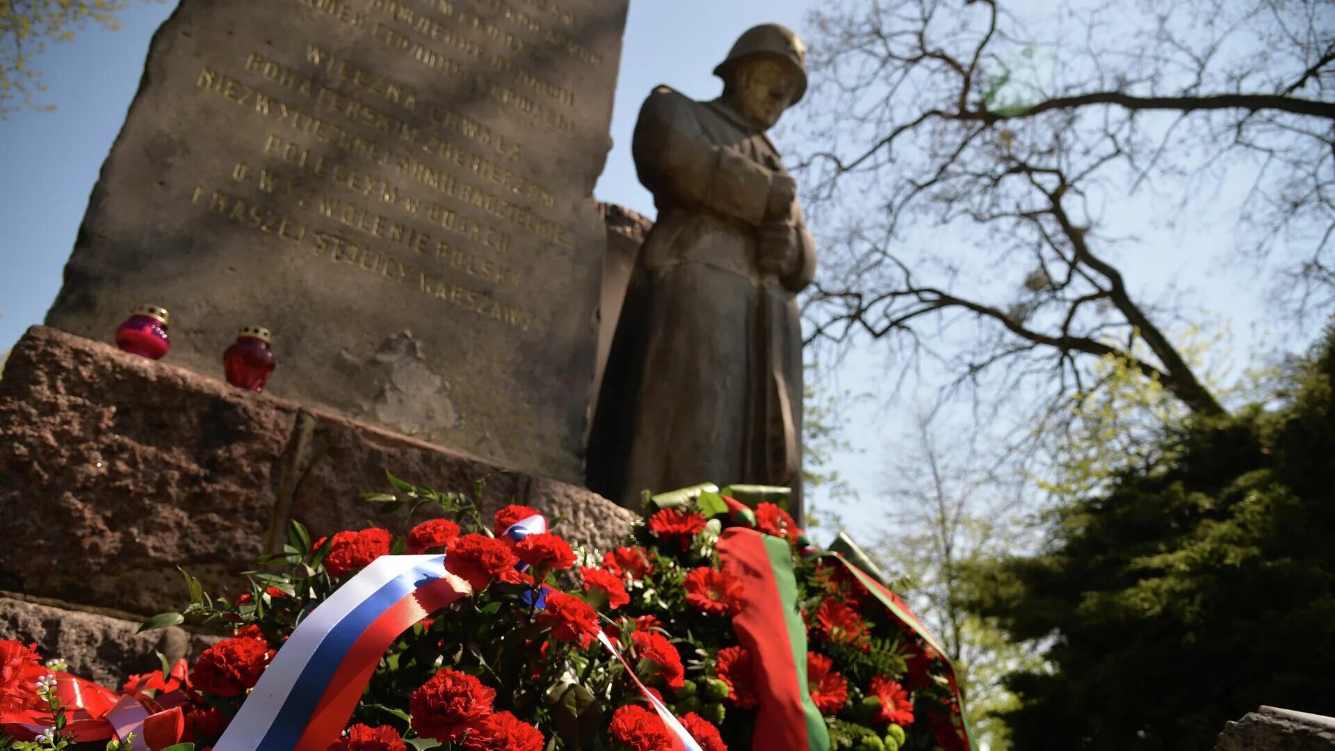 Посол в Польше Андреев 9 мая. Посла РФ В Польше облили краской. Памятники советским воинам в Польше.