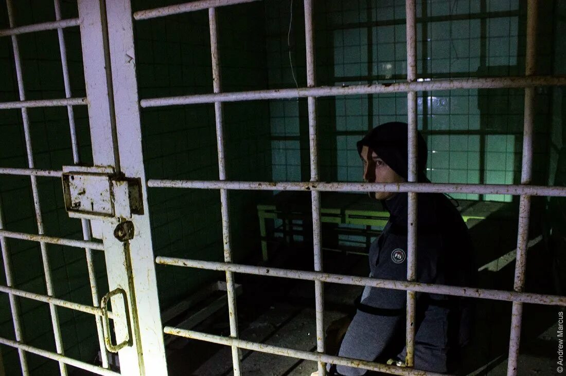 Кпз 07 10 уровень. Обезьянник в полиции это. кпз обезьянник. камера для задержанных в отделе полиции. кпз в милиции.