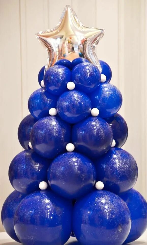 Сколько шариков на елку. Елка из воздушных шаров. Новогодняя елка из воздушных шаров. Елка из воздушных шариками. Елка из новогодних шариков.