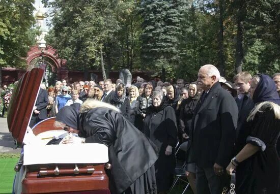 Вдова москва. 110-Летие Сергея Михалкова Новодевичье кладбище. Могила Сергея Михалкова на Новодевичьем. Могила Михалкова на Новодевичьем кладбище.