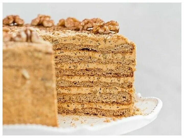 Торт медовик со сгущенкой вареной. Четвертинки медовик наполеон. Торт степка растрепка. Торт медовик классический. Медовик с вареной сгущенкой.