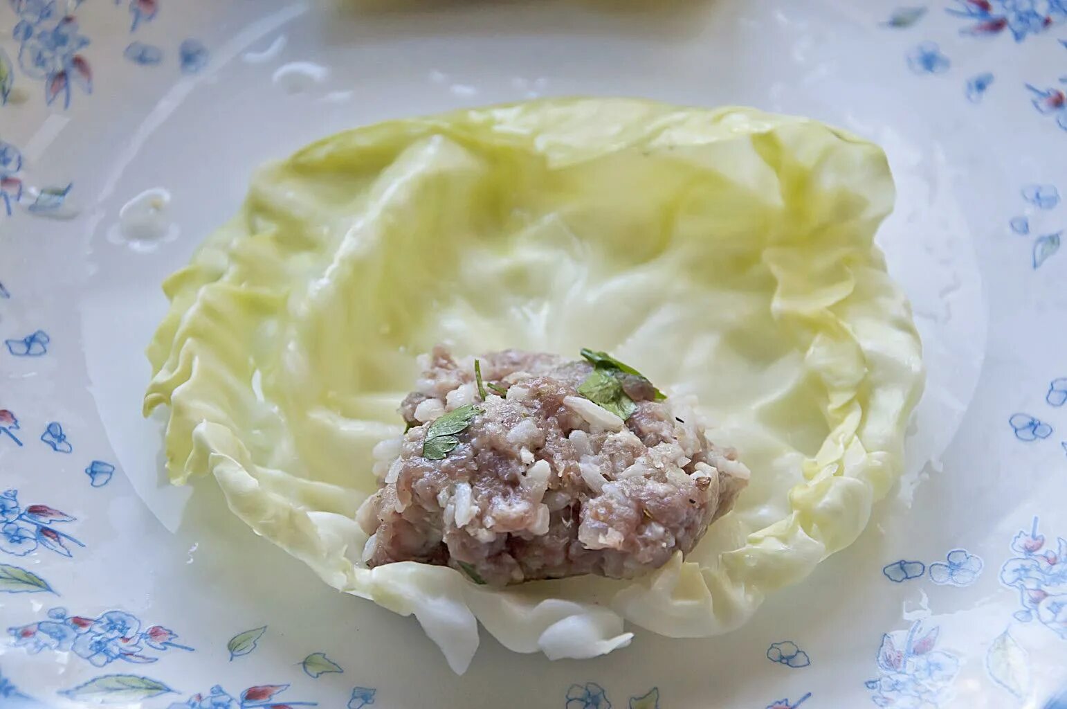 Голубцы фото красивые. Голубцы из половины кочана капусты. Кухня наизнанку капуста. Подготовка капусты для голубцов. Подготовка капусты для голубцов в микроволновке.