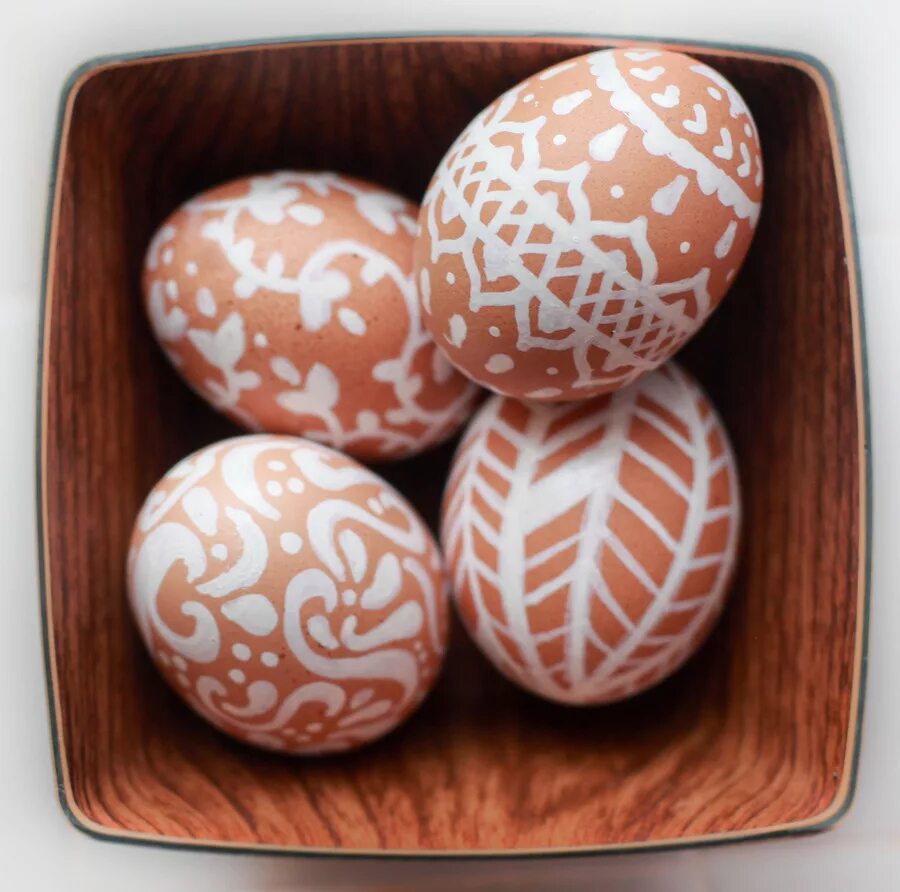 Можно ли красить коричневые яйца. Коричневые яйца на Пасху. Украшение коричневых яиц. Коричневое яйцо. Декор коричневых яиц к Пасхе.