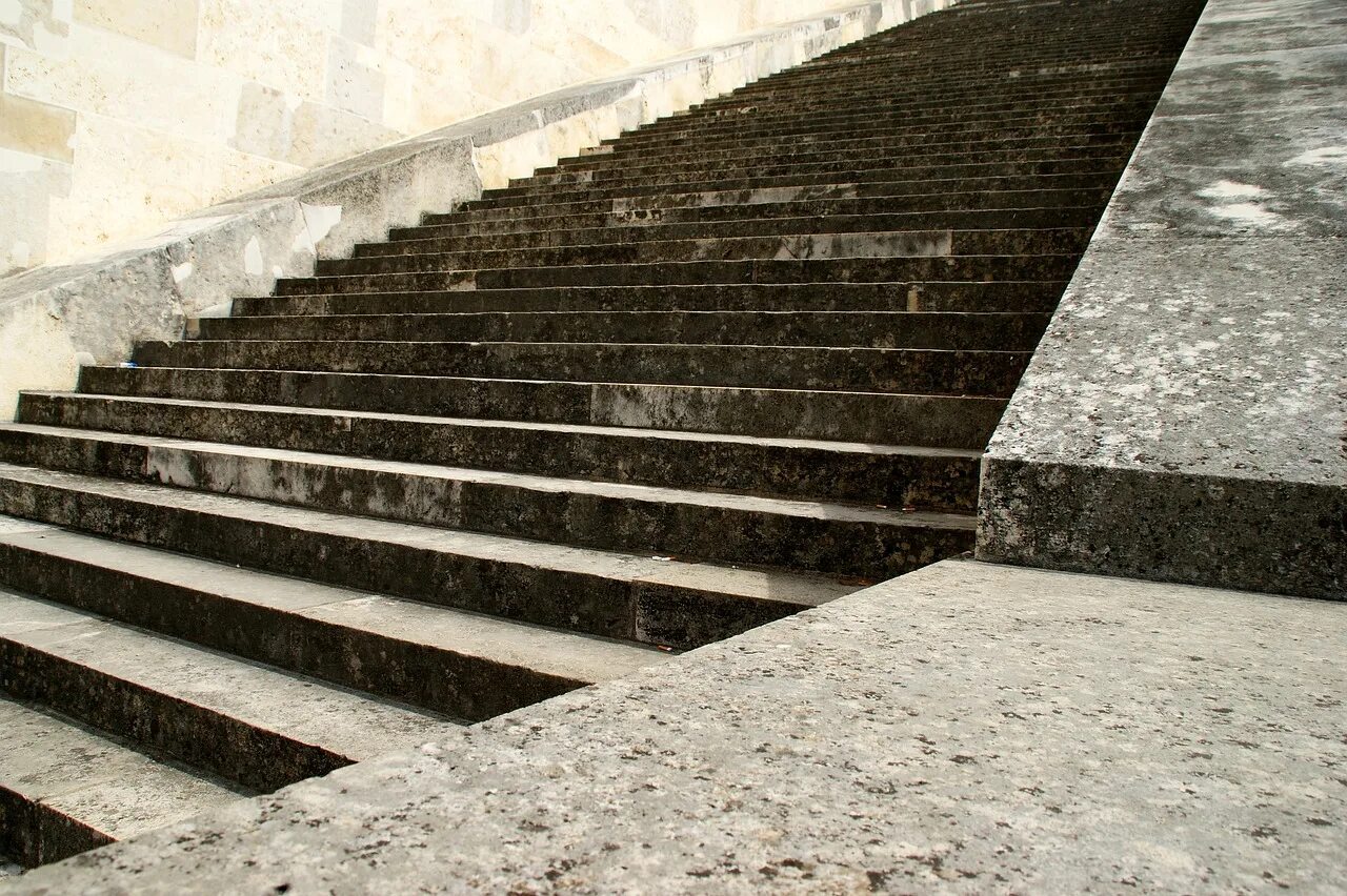 Ступени годы. Каменная лестница сбоку. Старые ступени. Огромные каменные ступени. Огромная каменная лестница.