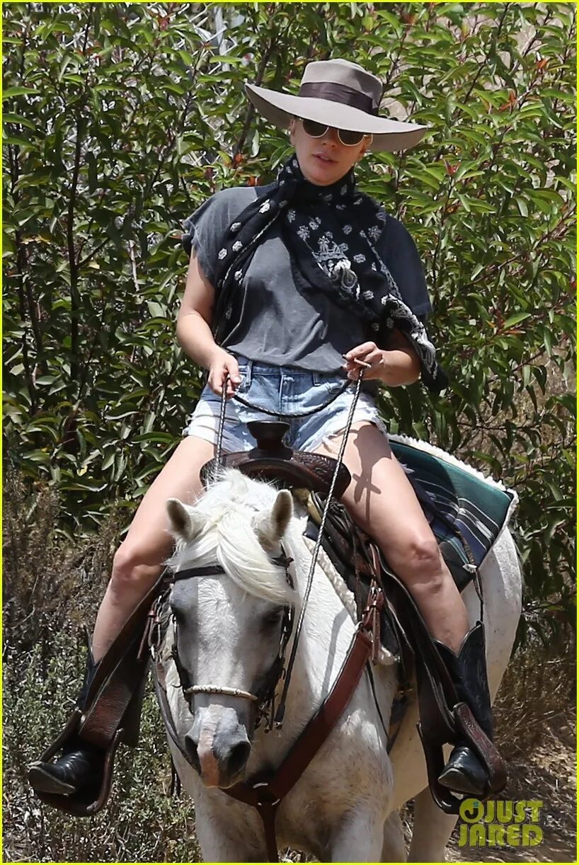 девушка верхом на рабе. женщина верхом на мужчине. госпожа катается на лошадях. катаются верхом на рабе. госпожа катается на лошадях.