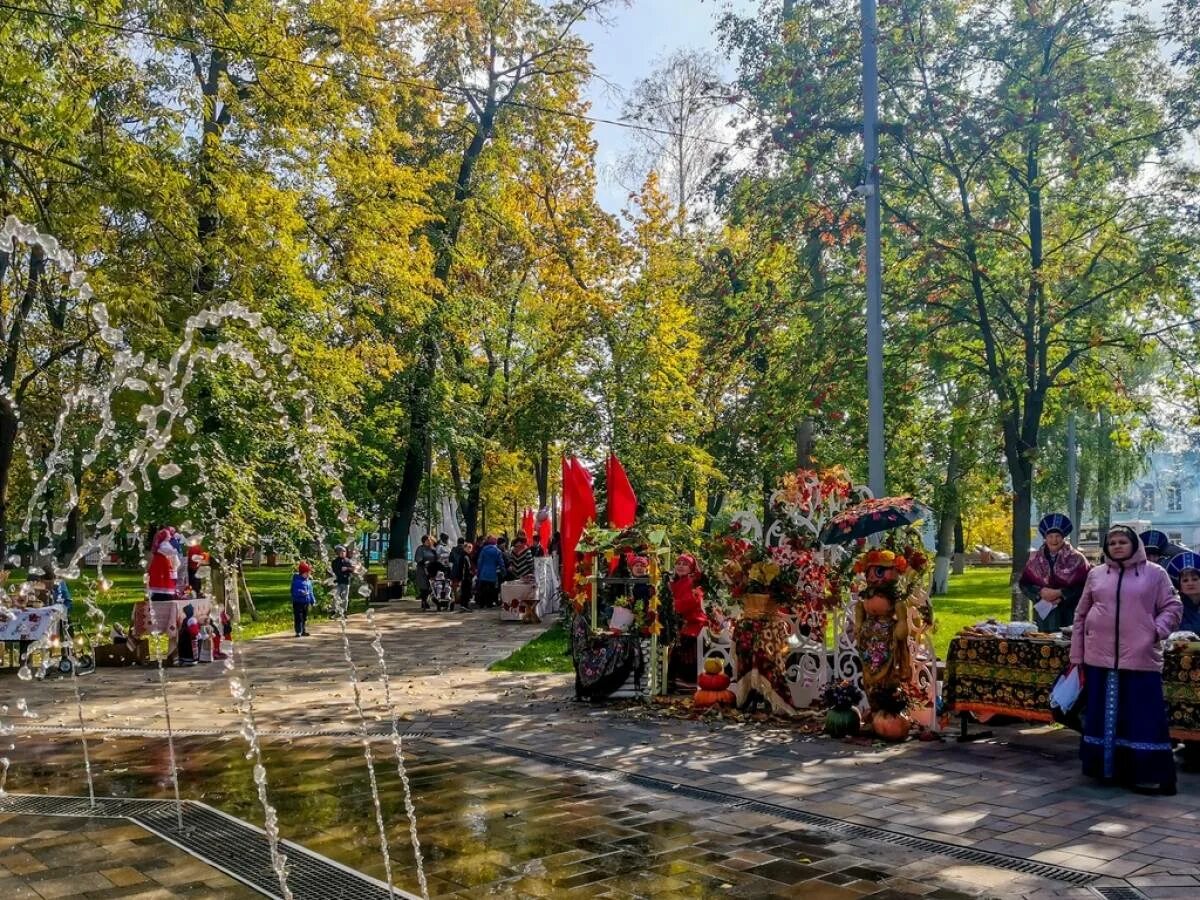 Город 48 усмань липецкая область. Усманская ярмарка. Памятник басову в усмани. Город 48 усмань липецкая область. Город усмань городской парк.