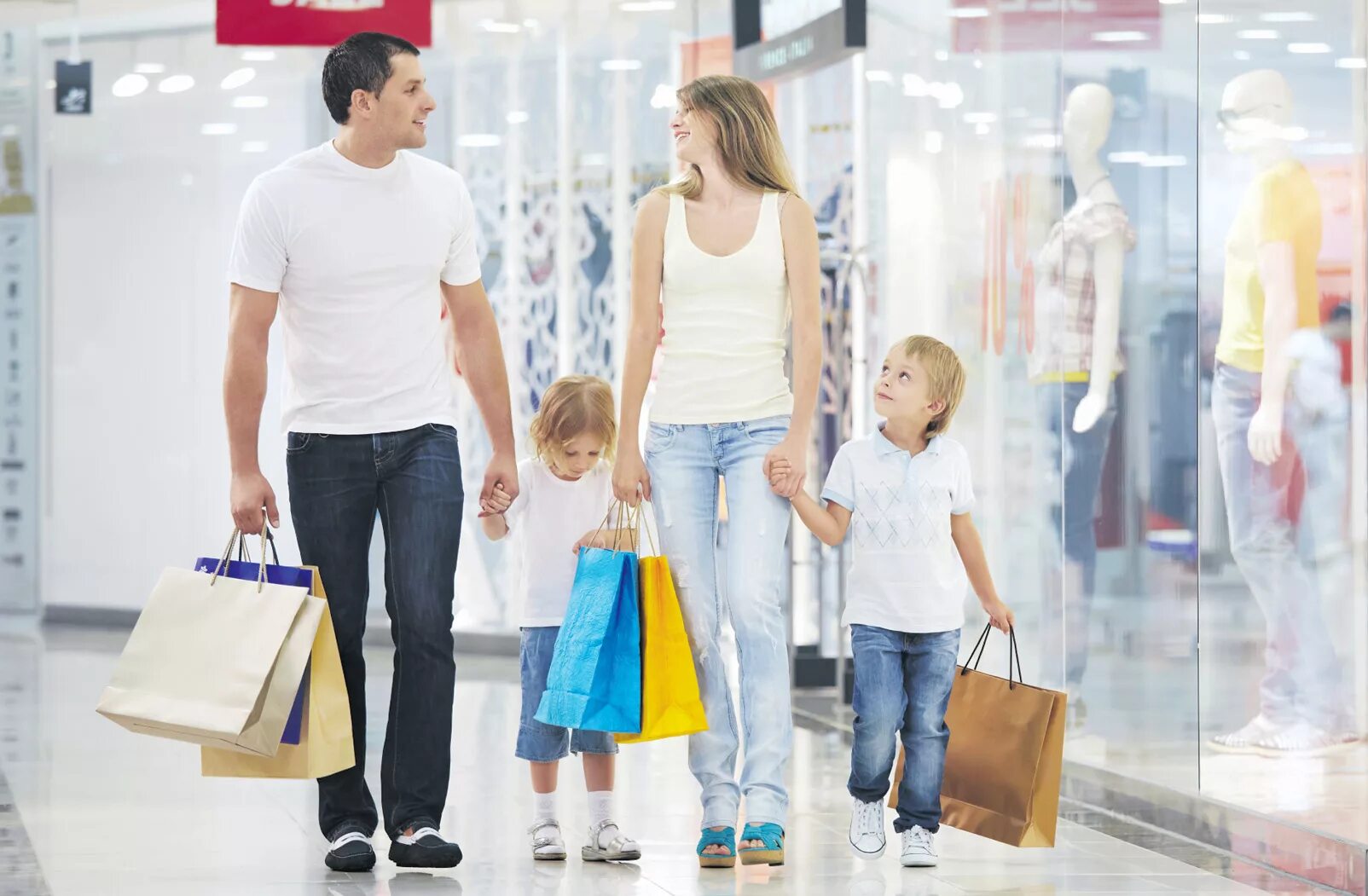 Family 1 shop. Одежда для всей семьи. Семья шоппинг. Семья с покупками. Дети шоппинг.