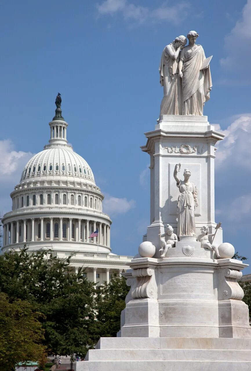Первые памятники в мире. Памятник миру Капитолий США. Мемориал Вашингтона в Вашингтоне. Статуя на Капитолии в Вашингтоне.