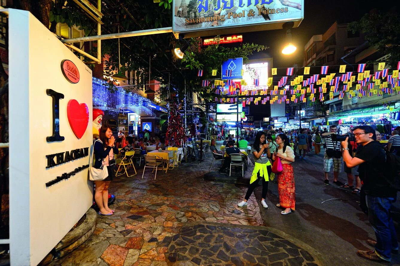 Каосан бангкок. Каосан роуд (Khaosan Road). Улица в Бангкоке Каосан роуд. Кхао Сан роад Бангкок.