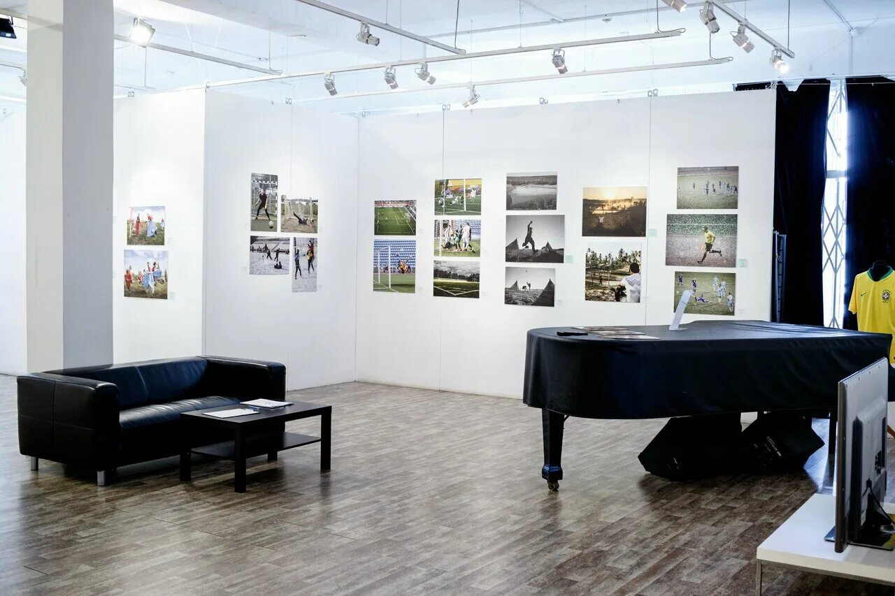 Музейно-выставочный центр петербургский художник наб реки мойки 100. Музей-выставка тушино. Г пермь музей центральный выставочный зал. Выставочный зал интерьер. Мвц "петербургский художник".