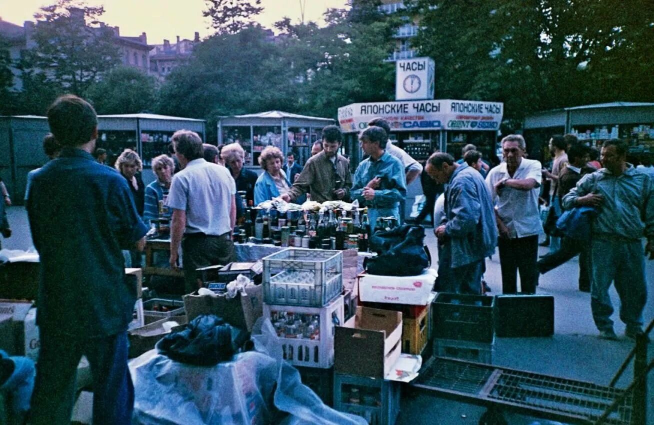 Лихие 1990-е Москва. Сокольники рынок 90-е. Москва 90-е рынки. Горбушка рынок в 90-е годы. Как жили в 90 е