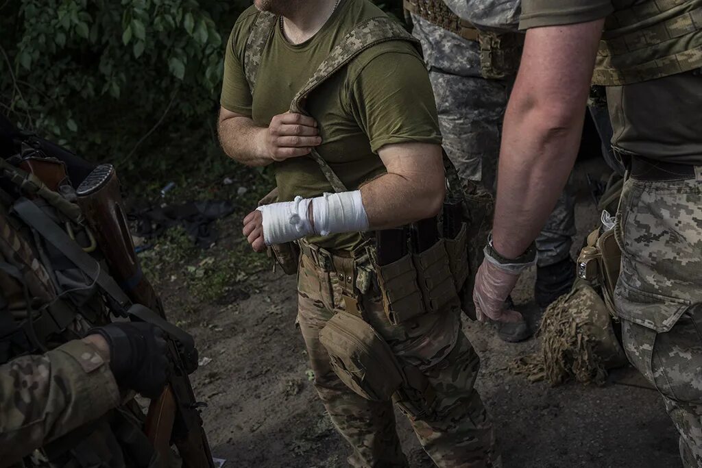 Бой в плену. Раненые украинские военные. Украинские военные в бою. Раненые военные на Украине 2022. Раненные российские военные на Украине.