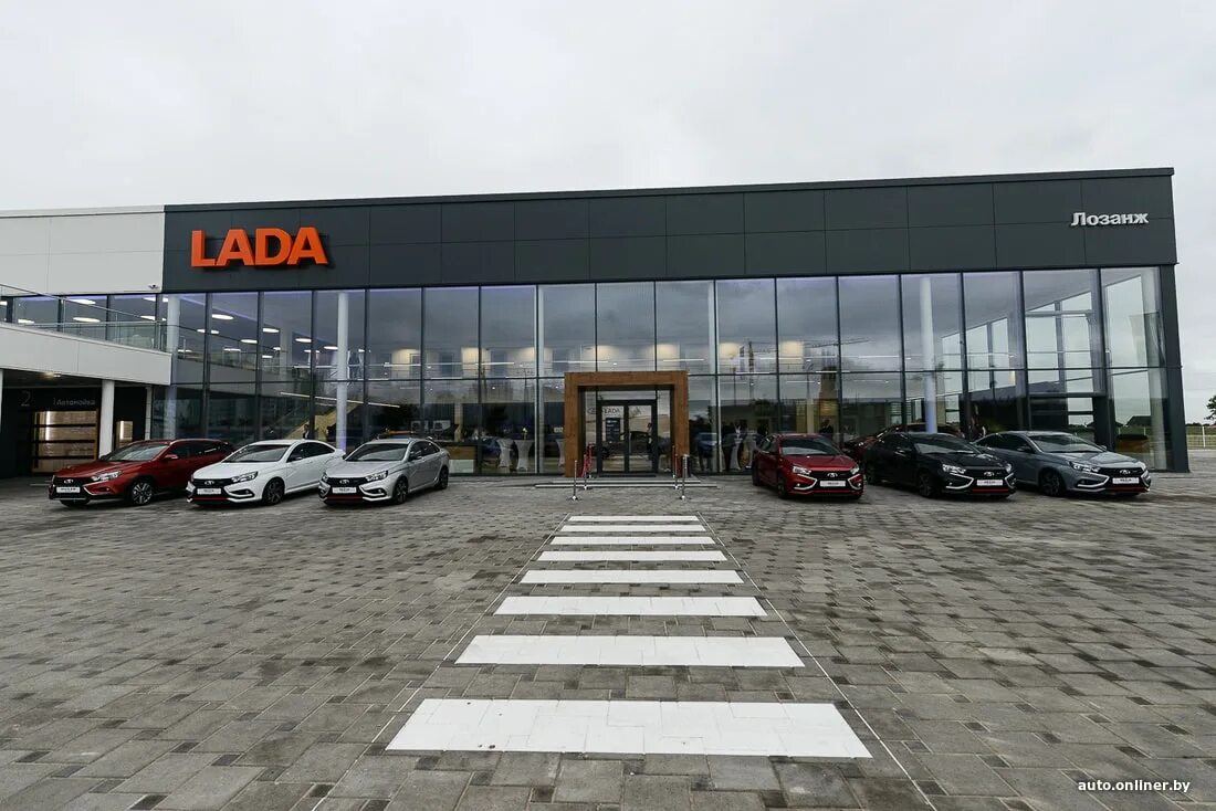 Лозанж. Автосалон полоцк. Автосалон фасад. Autohouse. Автоимперия красноярск автосалон.