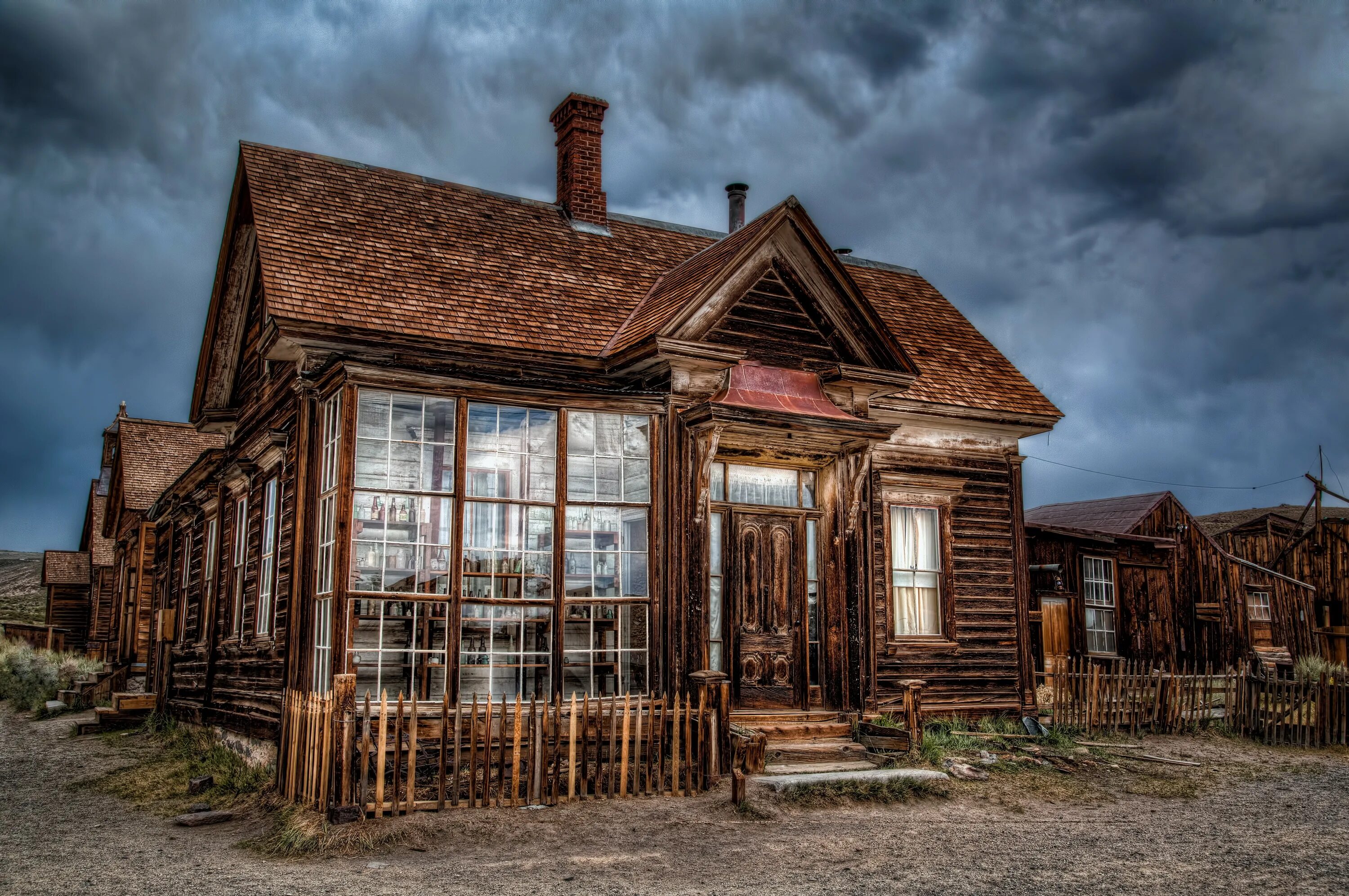 Old new home. Bodie город призрак. Город призраков (Ghost Town, 2008). Деревенский домик в Америке 19 век. Дом заброшенный деревянный США.