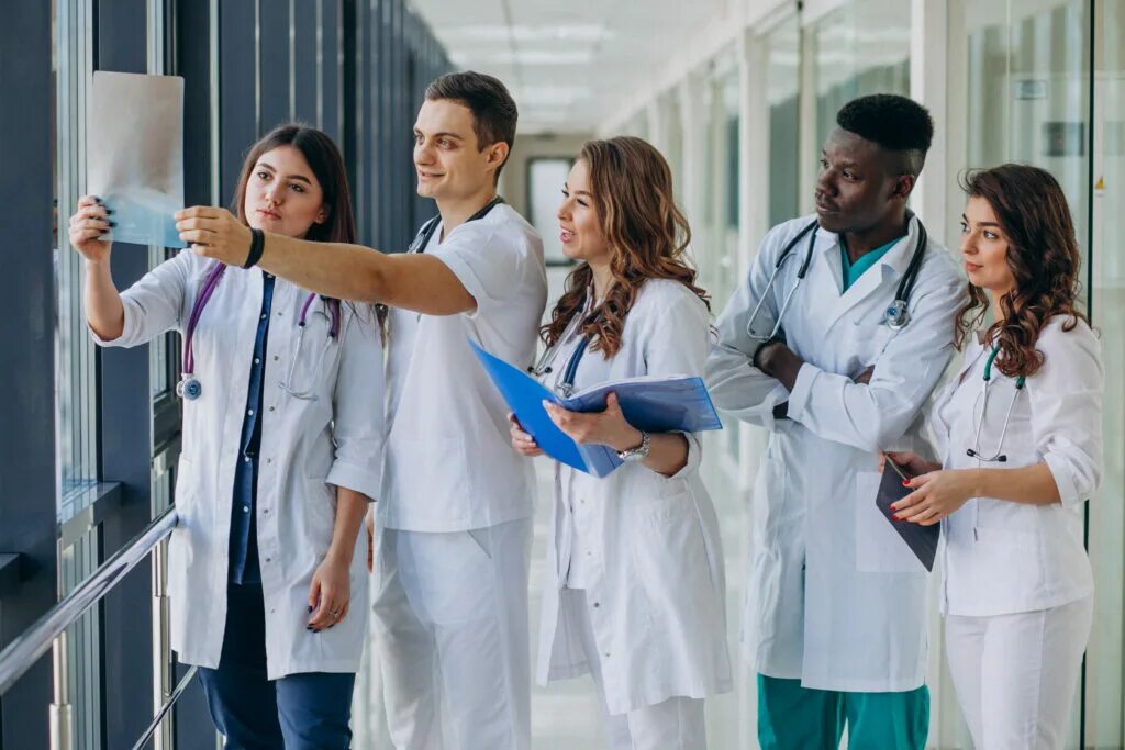 Коллектив медиков. Medical career. Медики расслабляются. Врач картинка. Средний медицинский персонал.