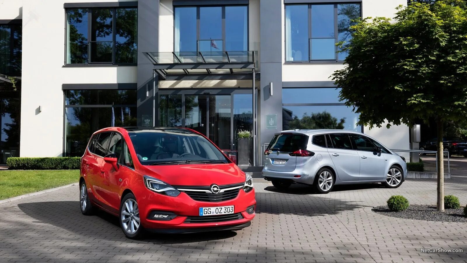 Opel германия. Opel Zafira. Опель Зафира Германия. Зафира отель машина. Последний Опель в Германии.