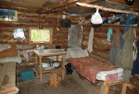 Изба состояла из одной комнаты закоптелой