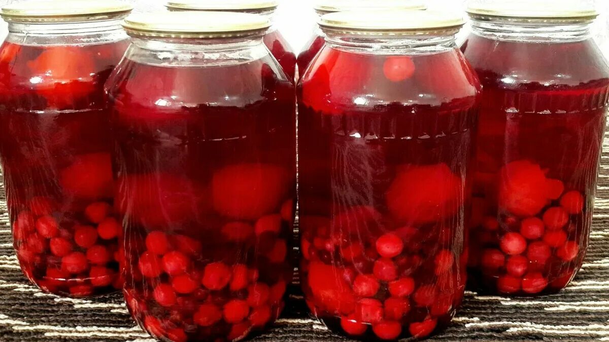 Как правильно варить компот. Банки с компотом. заготовки из вишни на зиму. компот алыча сахар. компот из крыжовника на зиму.