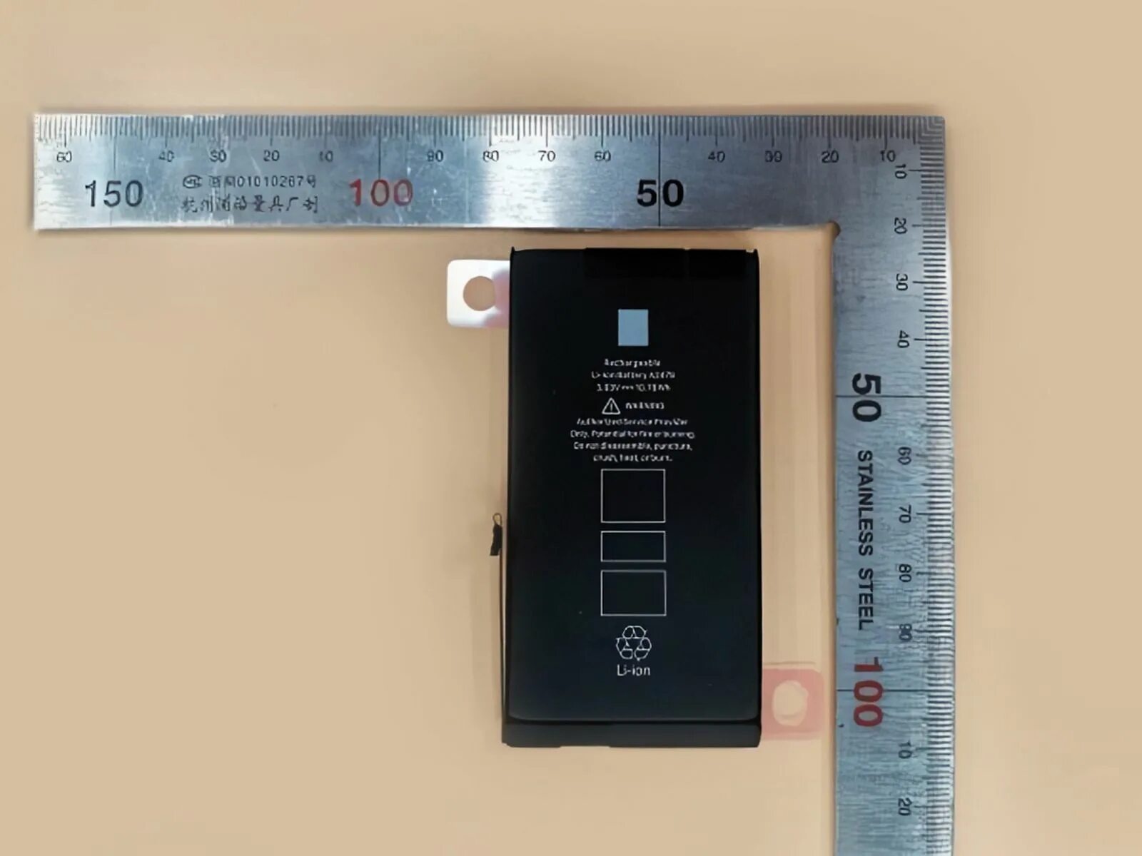 Емкость аккумулятора айфон 12. Iphone 13 pro батарея. Сколько батарея на айфоне 12 про. Батарея iphone 13 pro max. Аккумулятор для iphone 11 pro.