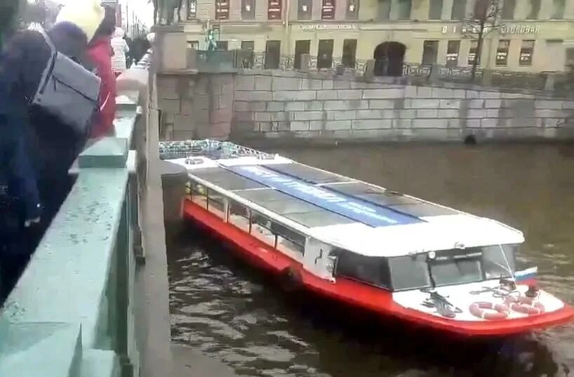 Теплоход Фонтанка 1. Теплоход врезался в мост. Теплоходы столкнулись в Москве. Судно Фонтанка. Корабль врезался в мост