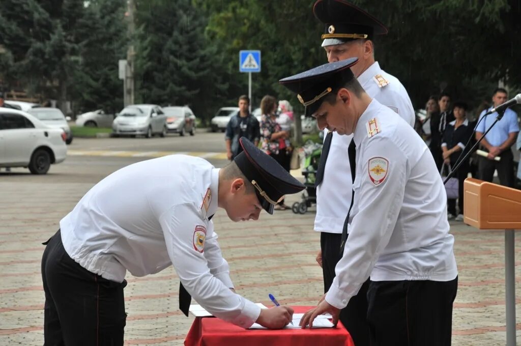 Присяга в полиции магнитогорск. Ряд полиции. Присяга полиции. Полицейский автомобиль россия сотрудники. Омон оцепление.