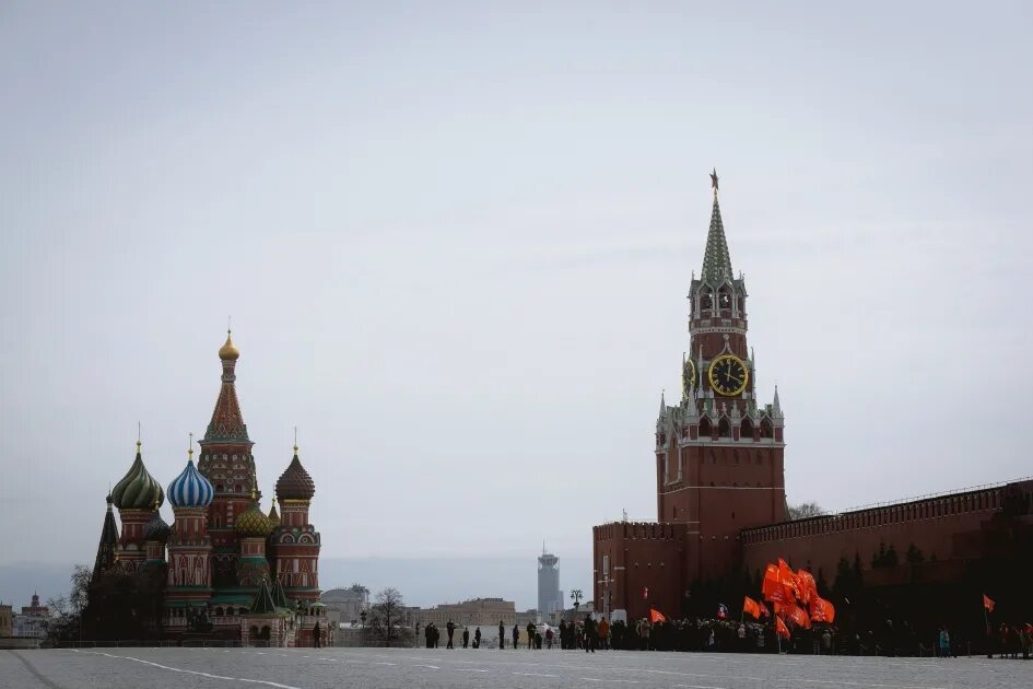 Кая часть квадрата закрашена. Алгоритм закрась красным цветом. Площади закрашенной и незакрашенной части данного квадрата. Какую площадь закрашена красной краской. Какая часть фигуры закрашена красным.