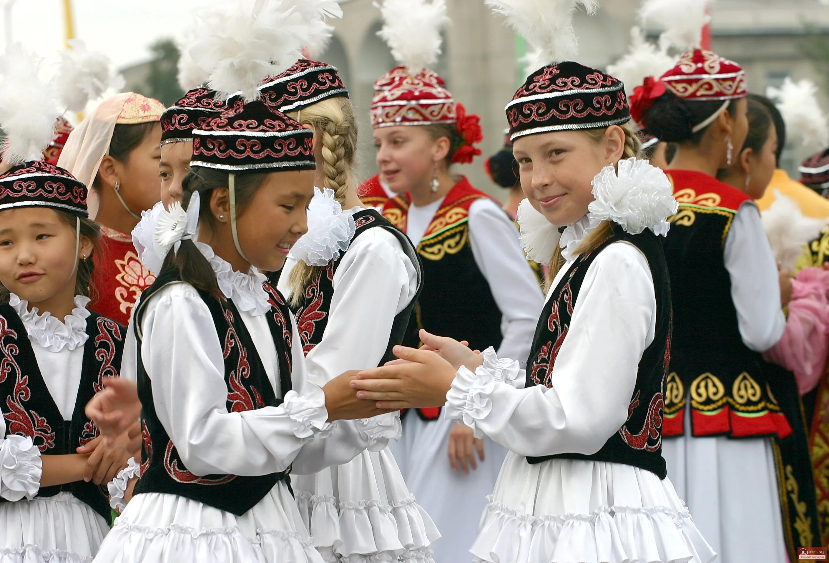 Население киргиз. Киргизия народ. Кыргызстан люди. Многонациональный Кыргызстан. Народность киргизы.