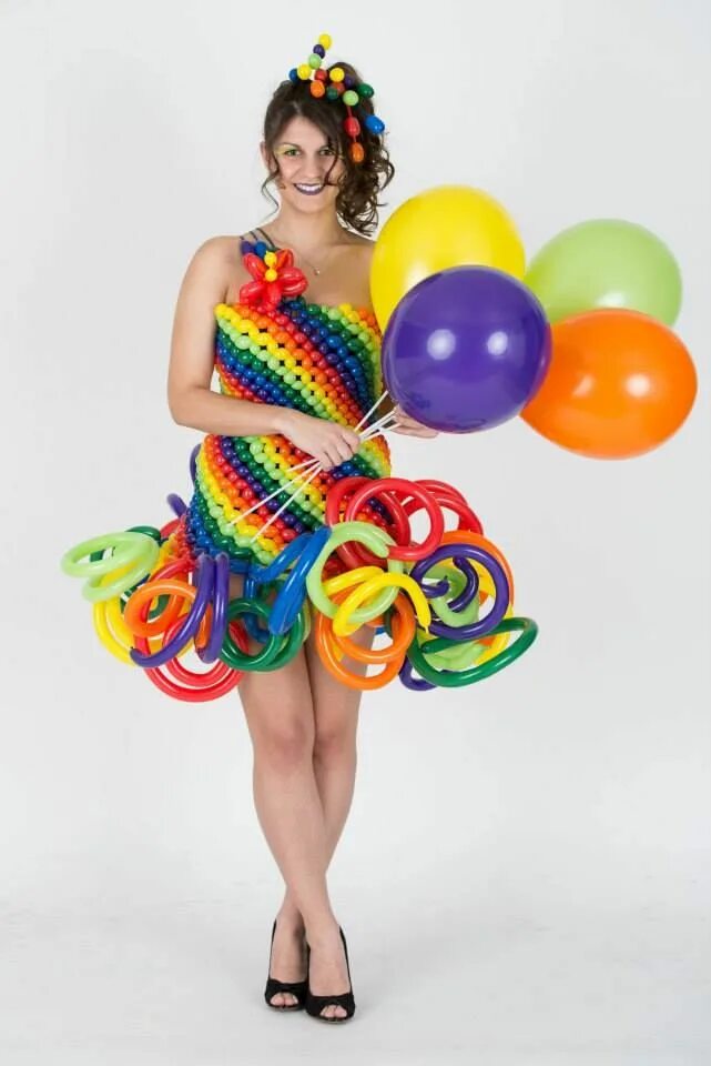 Костюм в шаре. Платье из воздушных шаров. Костюм из шариков. Платье из надувных шаров. Костюм с воздушными шарами.