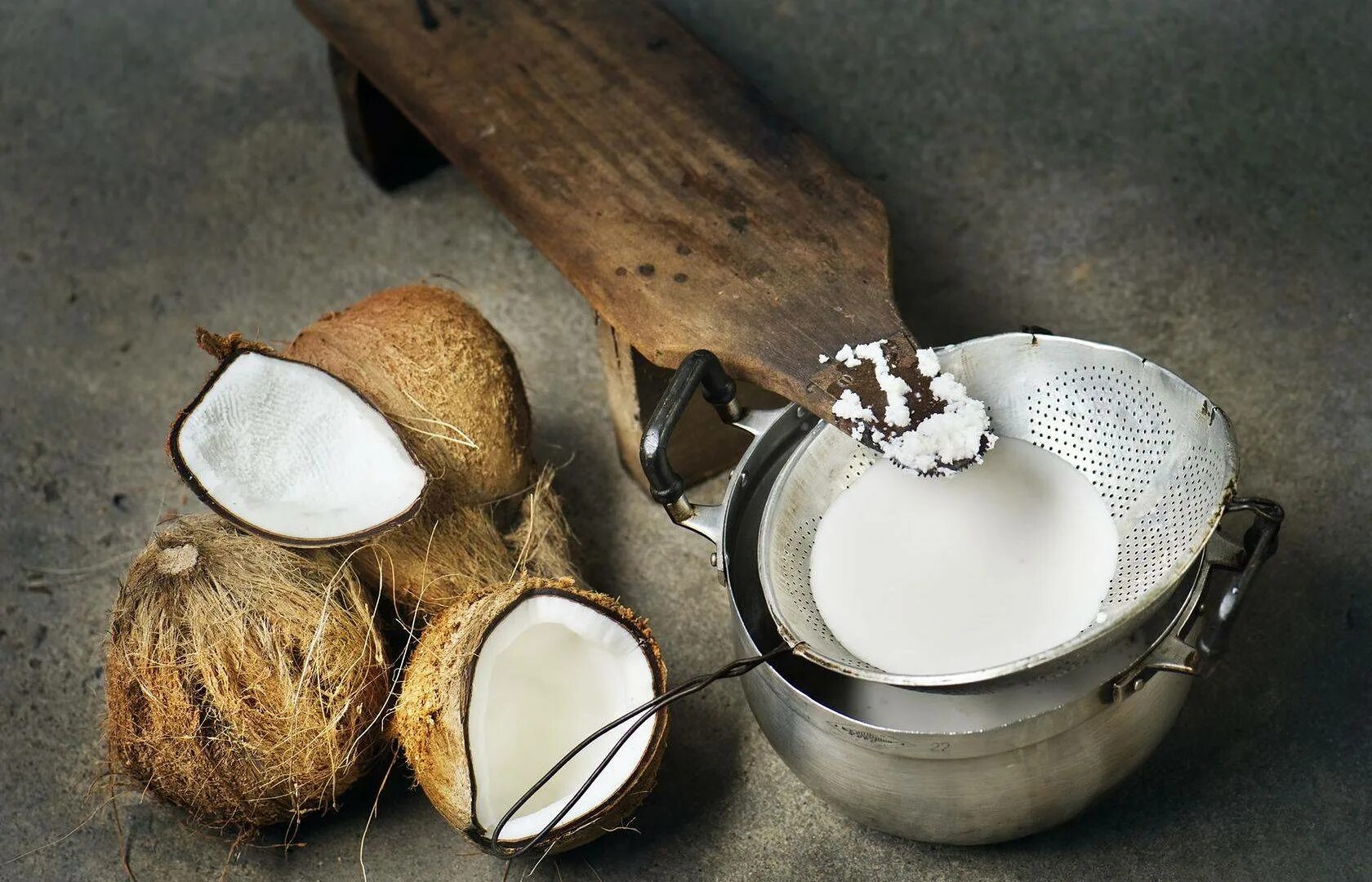 Планто кокосовое молоко. Кокосовое молоко Coconut Milk. Кокосовое молоко в кокосе. Кокосовый жмых. Кокосовое молоко с мякотью.