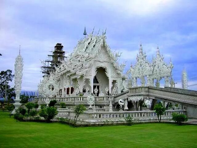 Greatest temples. Ват Ронг Кхун буддийские храмы Таиланда. Голубой храм Чианг рай. Буддийский белый храм в Чанг рае. Ват Ронг Кхун внутри.