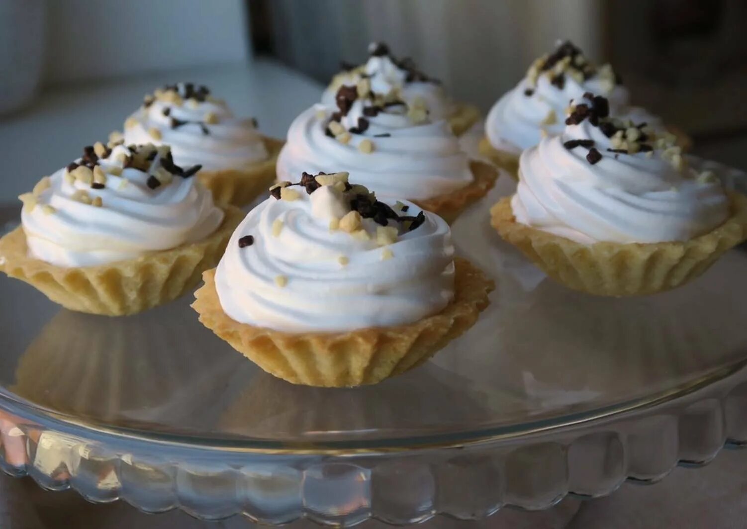 песочные корзиночки с кремом. пирожное корзиночка. корзинки с кремом. песочные пирожные корзиночки. пирожное корзиночка с фруктами.