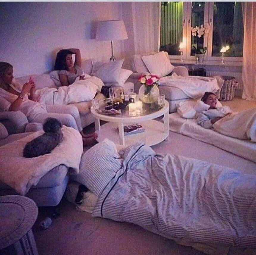 Уютная комната. Что можно сделать ночью дома. Что можно сделать ночью дома. Уютная кровать. Уютная комната на чердаке.